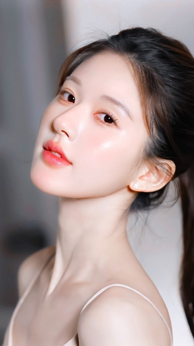 妆前保湿，乳液厚敷涂在卡粉处