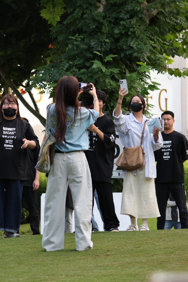 章若楠和员工路透照