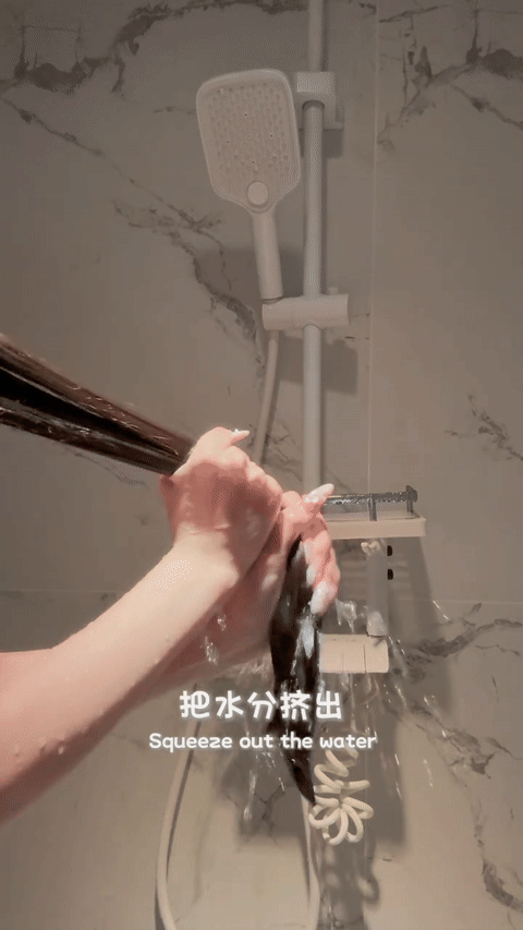 冲净后，用毛巾稍微擦干多余水分，