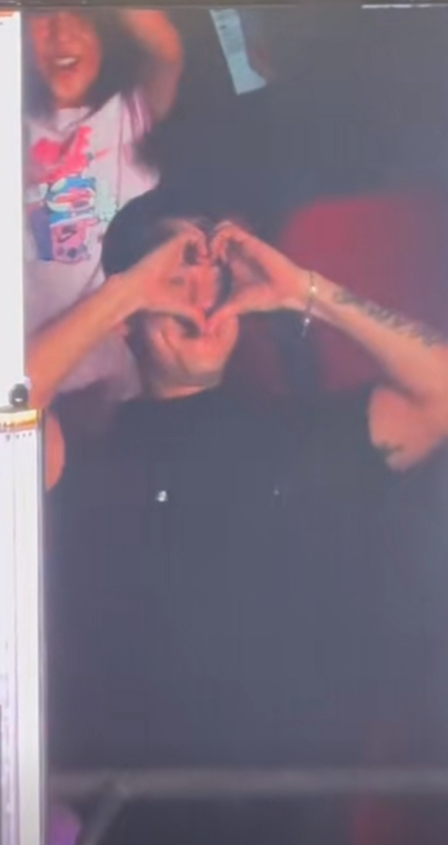 他也在台下回她一个爱心