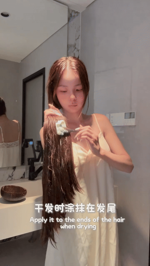 Step 2：干发上发膜，精准修复更高效！