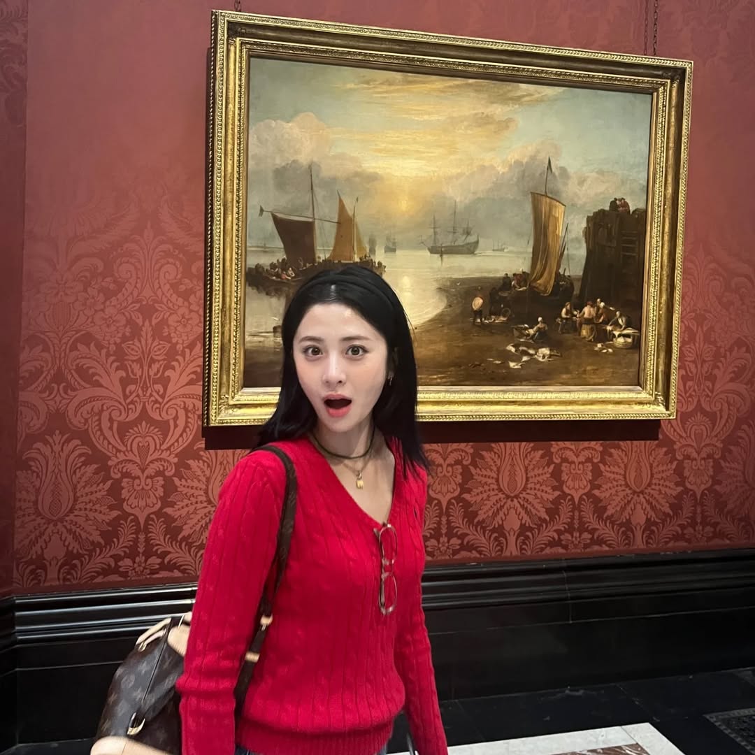 正面半身和作品一起入镜