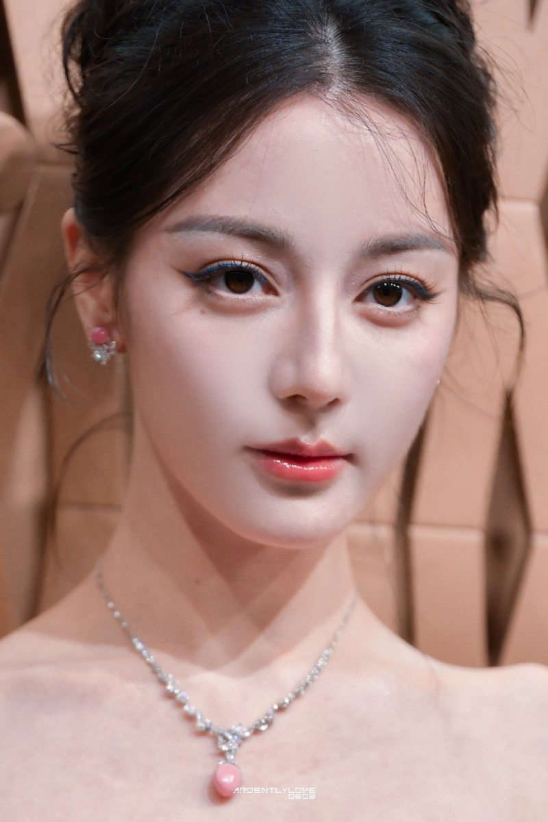 A. 五官立体、有存在感