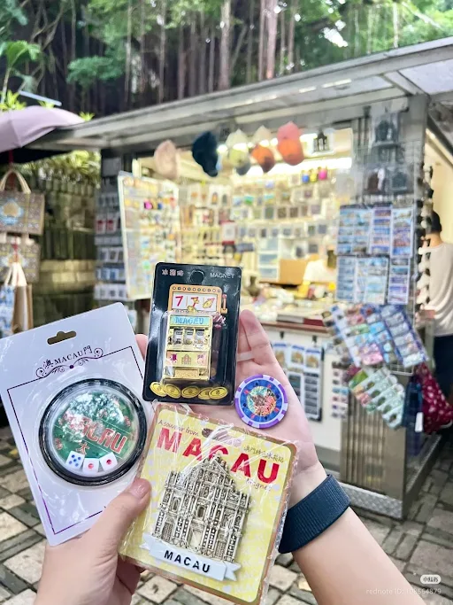 大三巴右后方小报亭