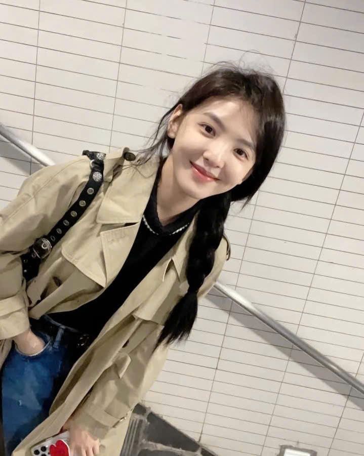 A. 经常素颜出门，妆容自然