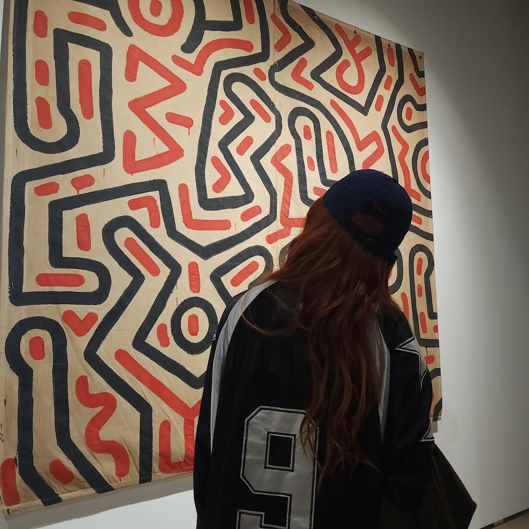 2｜半身背影：留下“我在看展”的安静瞬间