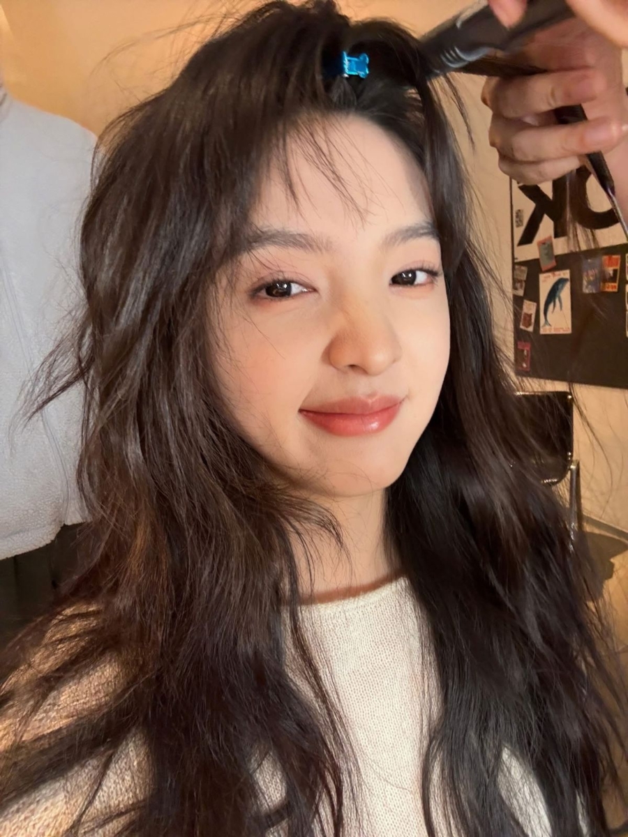 B. 发色偏棕、眉毛浅