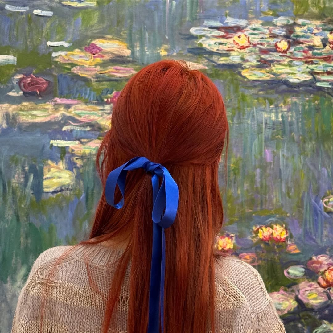 2｜半身背影：留下“我在看展”的安静瞬间