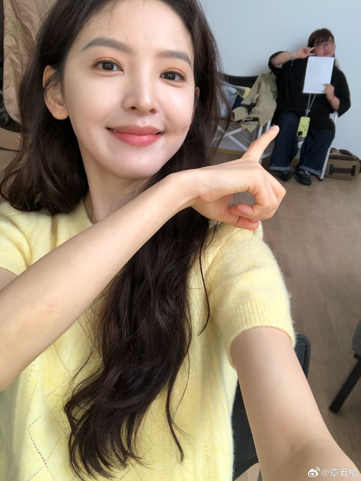 C. 肤色偏粉或玫瑰色