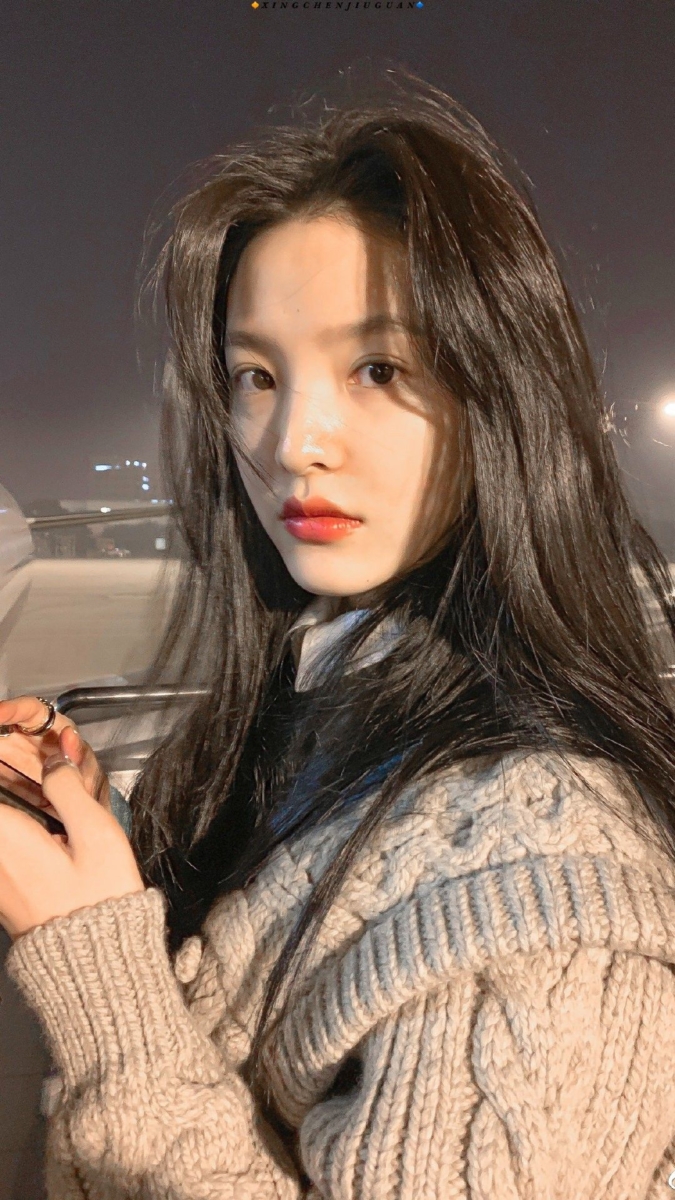 D. 肤色偏黄或蜜色