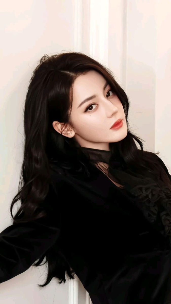 B. 日常喜欢上妆，注重整体精致感