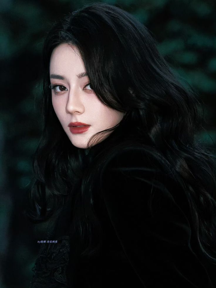 A. 发色偏黑、眉毛深