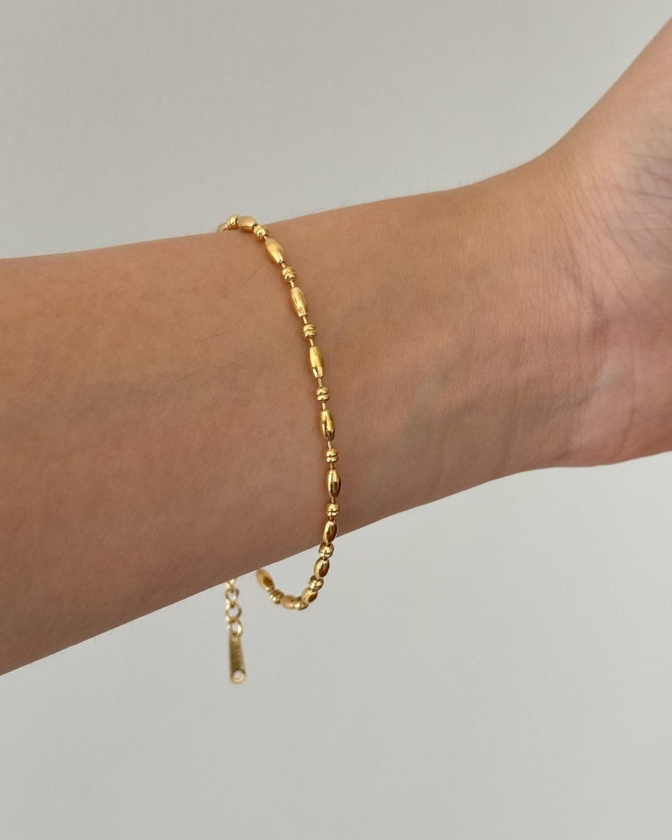 D. 戴金色更有气色