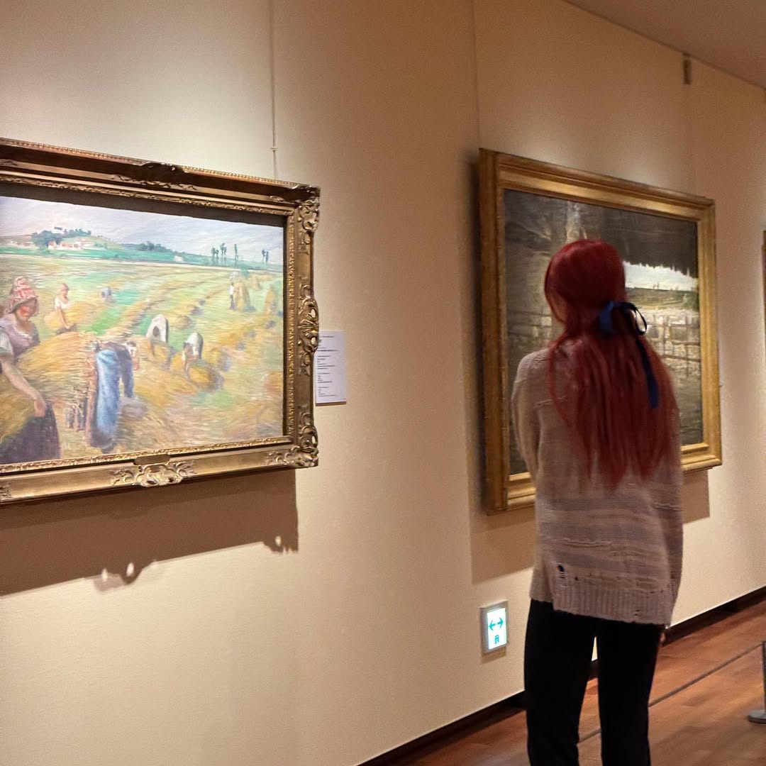 2｜半身背影：留下“我在看展”的安静瞬间