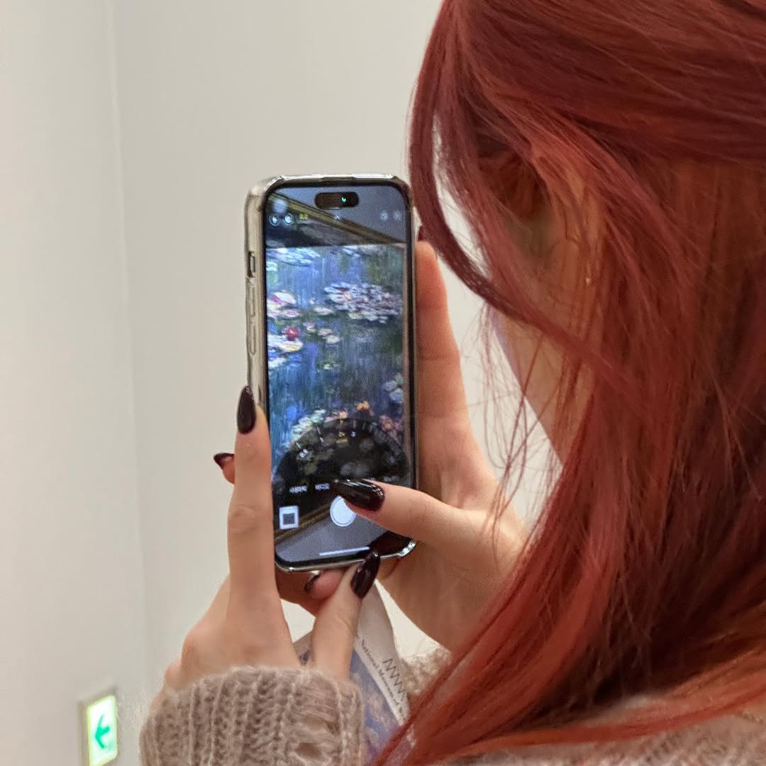 朋友在后方拍你举手机拍画作