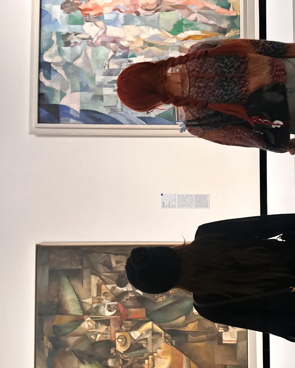 2｜半身背影：留下“我在看展”的安静瞬间