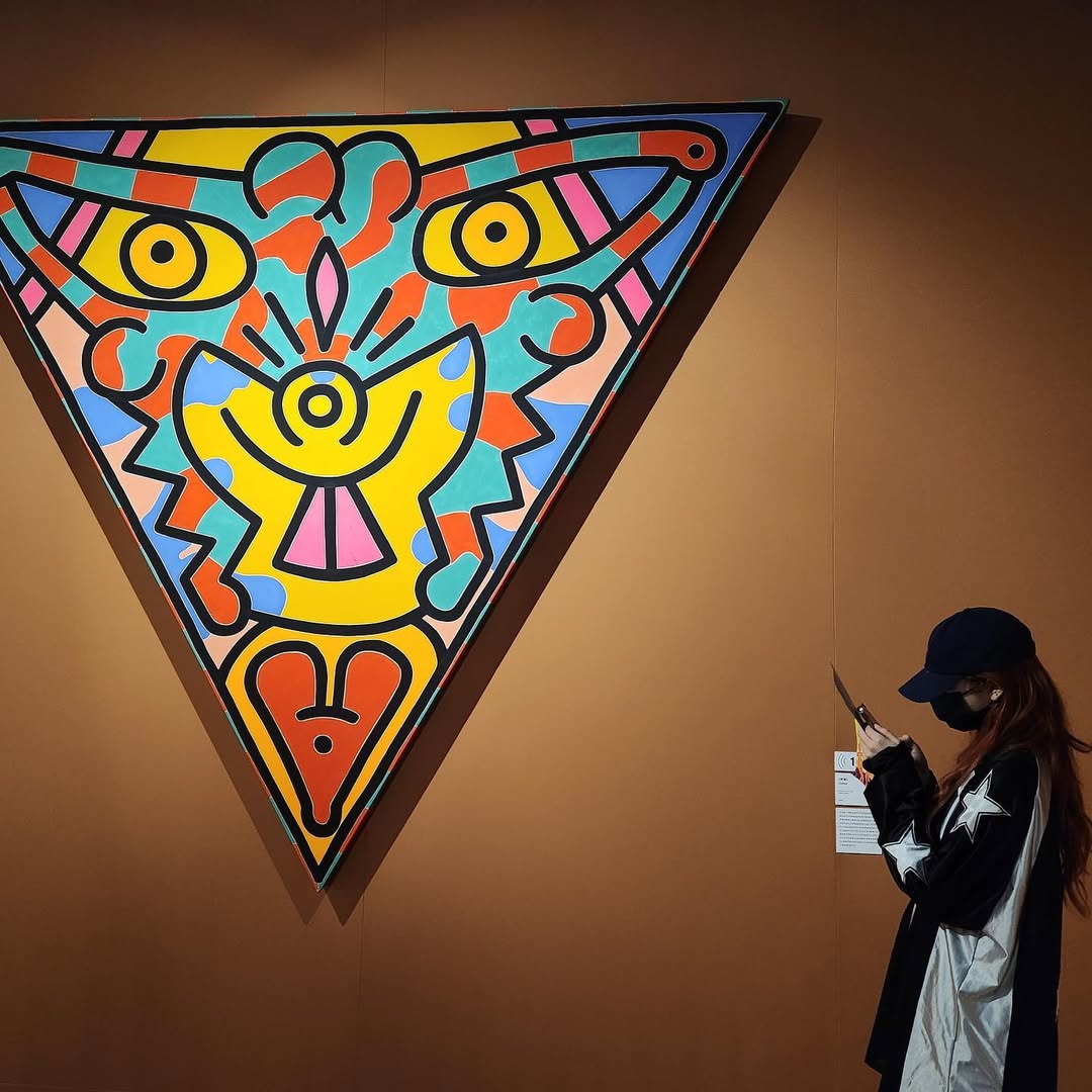 站在艺术品左下角或右下角