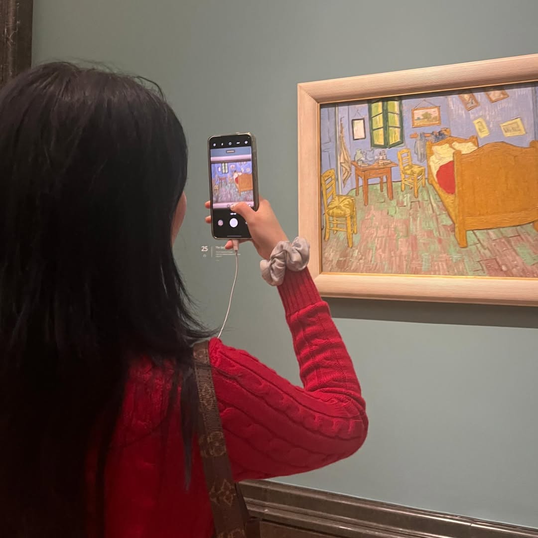 朋友在后方拍你举手机拍画作