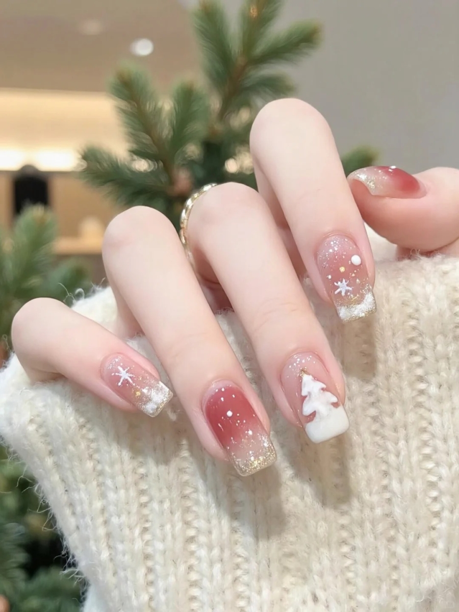 白色圣诞美甲：立体浮雕胶制作的白色松树，搭配裸透粉底色，唯美雪景风格