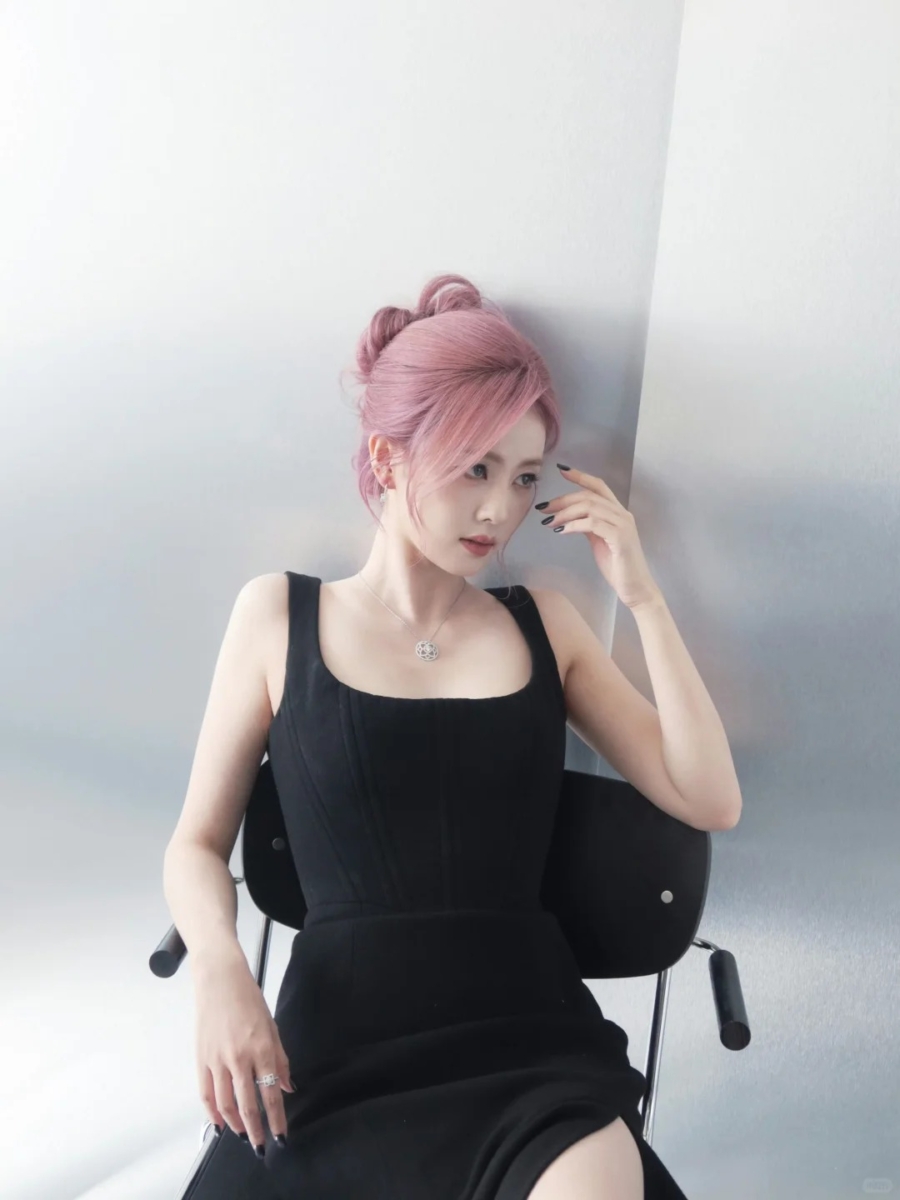 白鹿同款雾感玫瑰粉红色盘发造型，显白气质发色