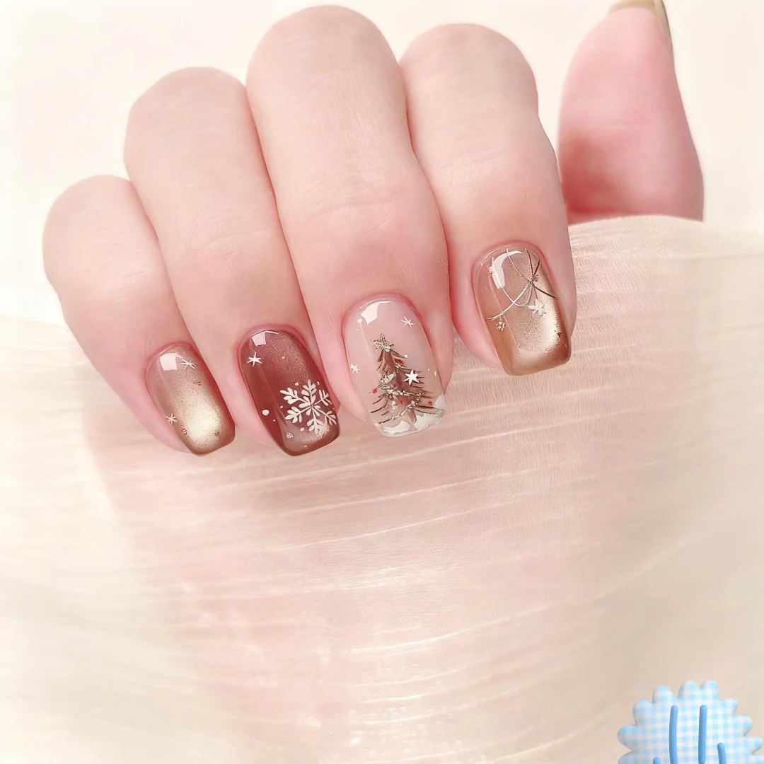 秋冬显白美甲：焦糖琥珀色晕染，搭配魔镜粉金属质感圣诞树，大地色系设计