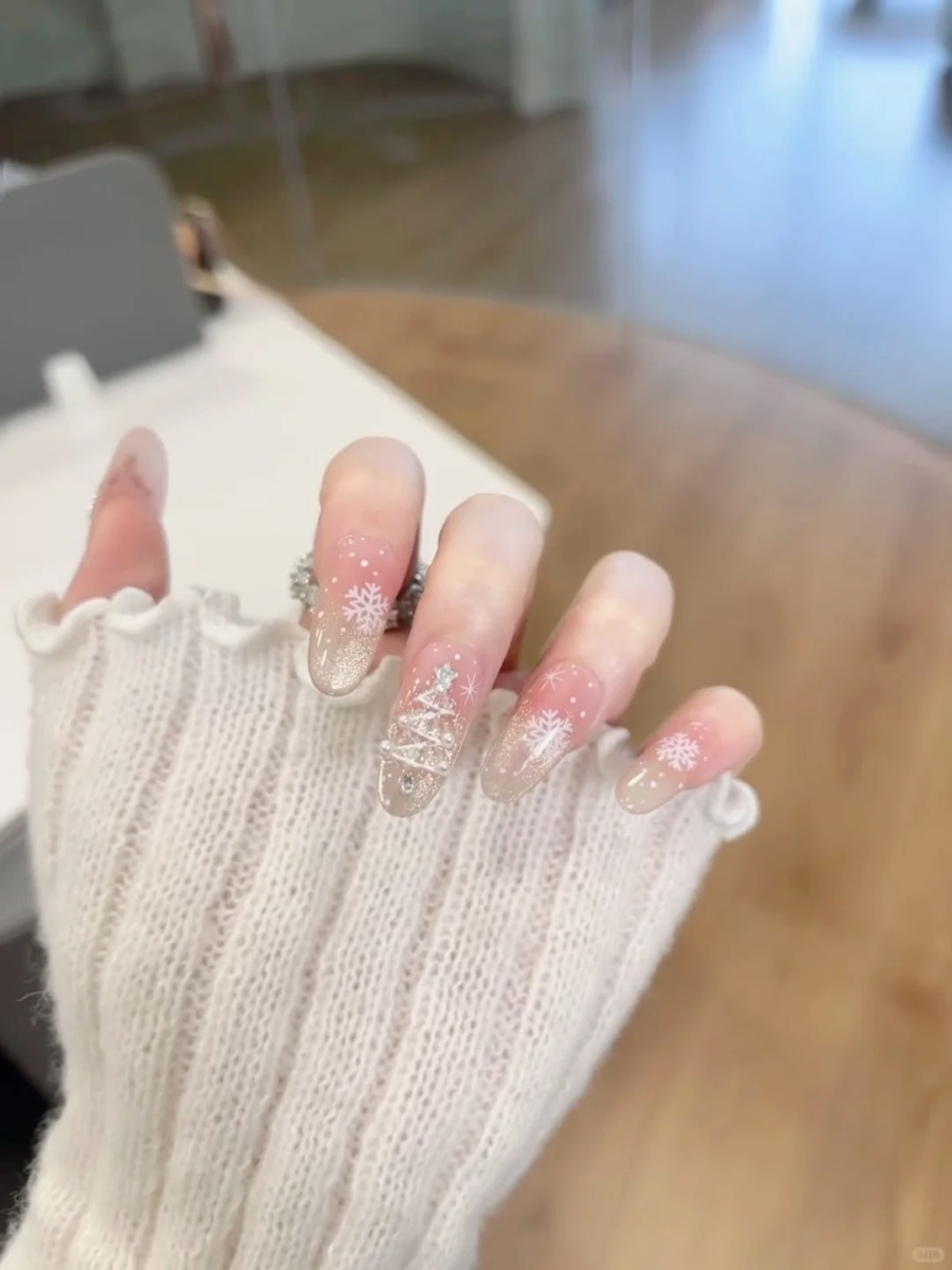 仙气圣诞美甲：透明底色搭配银色细闪渐变，手绘银色线条圣诞树，适合手指纤长女生