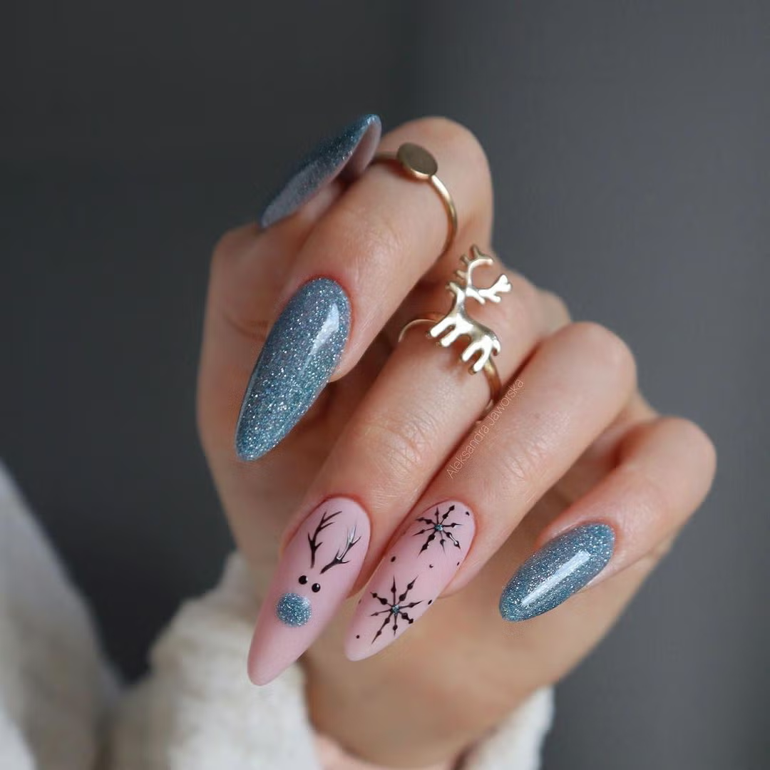 个性撞色美甲：哑光橡皮粉搭配冰蓝色爆闪胶，手绘黑色麋鹿剪影与蓝色鼻子细节