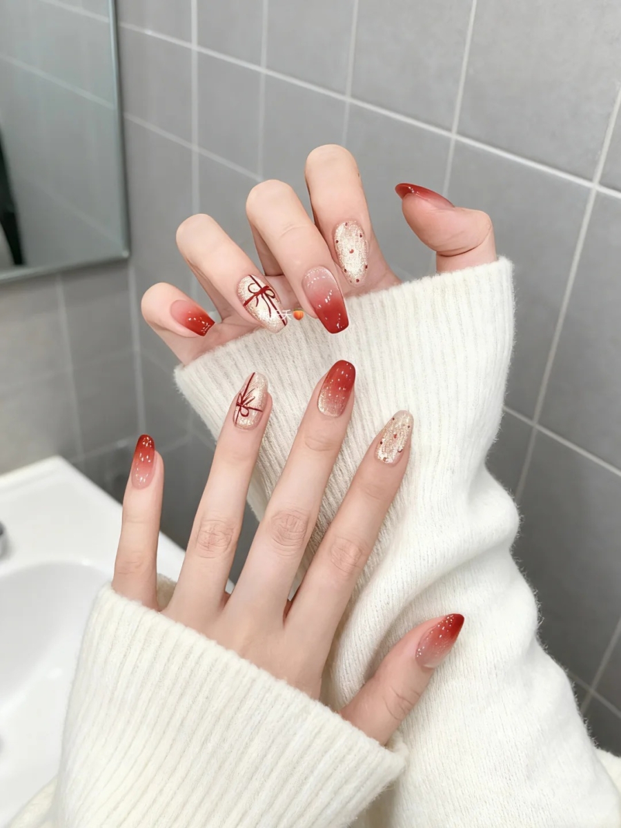 纯欲风腮红甲：指尖红色晕染搭配手绘红色蝴蝶结，极具女人味的节日美甲