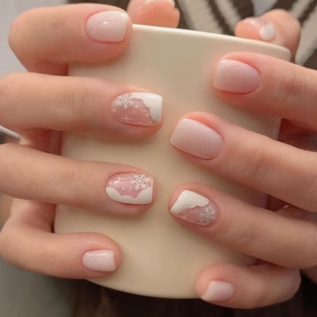 极简短甲美甲：乳白色方圆甲，指尖白色不规则云朵法式，百搭气质款