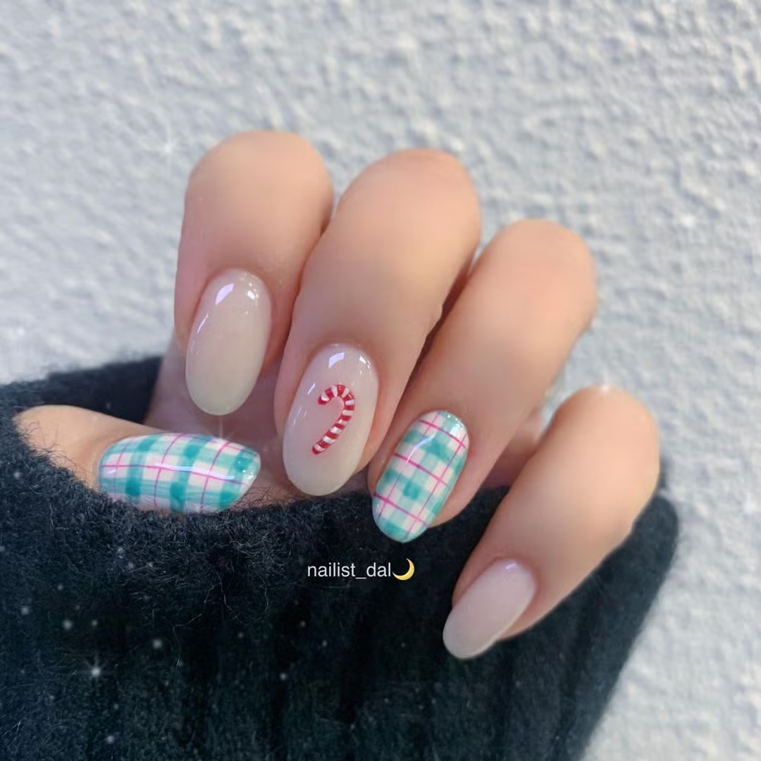 复古圣诞美甲：立体红色拐杖糖饰品，搭配蓝绿红配色苏格兰格纹，英伦学院风