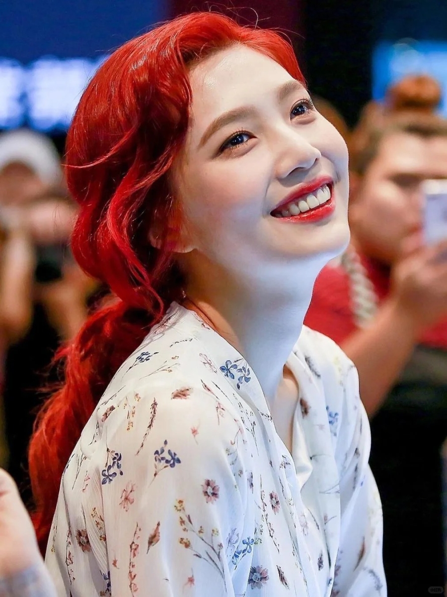 Red Velvet Joy朴秀容鲜甜苹果红发色，笑容甜美红发造型