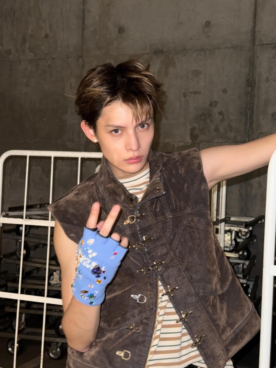 接触有吸引力的异性会激发人们的「求偶目标」（Mating Goals）或自我提升的欲望