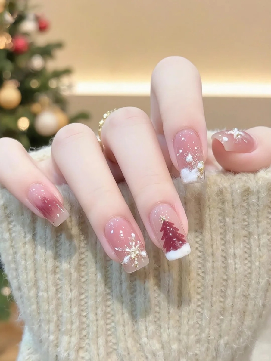 粉色渐变美甲：桃粉色晕染搭配白色雪花亮片，减龄显嫩的冬季初雪风格