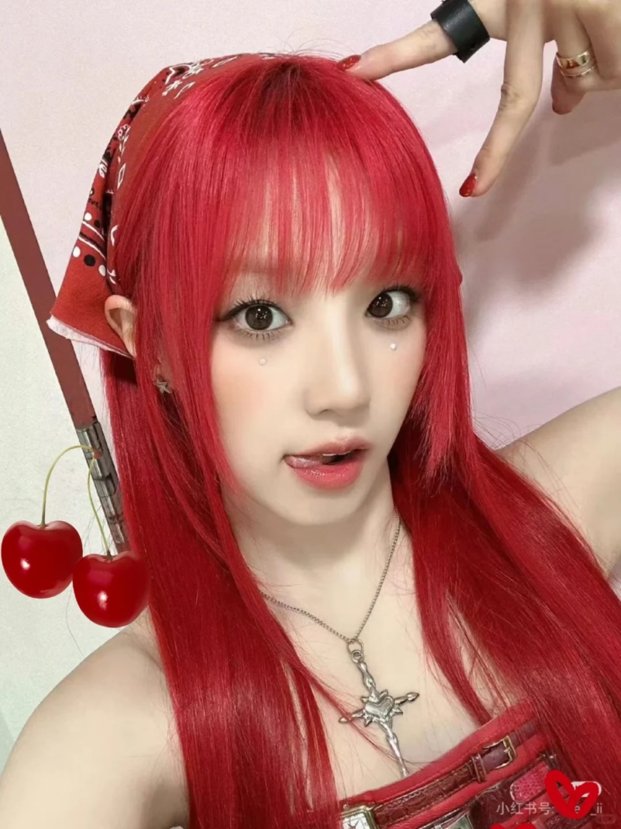 宋雨琦同款樱桃亮红发色，千禧辣妹风红发
