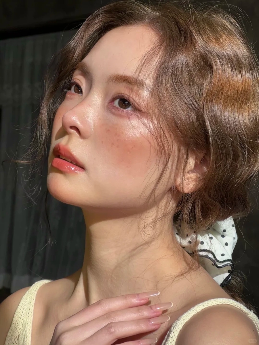 根根分明的野生眉与淡眼妆