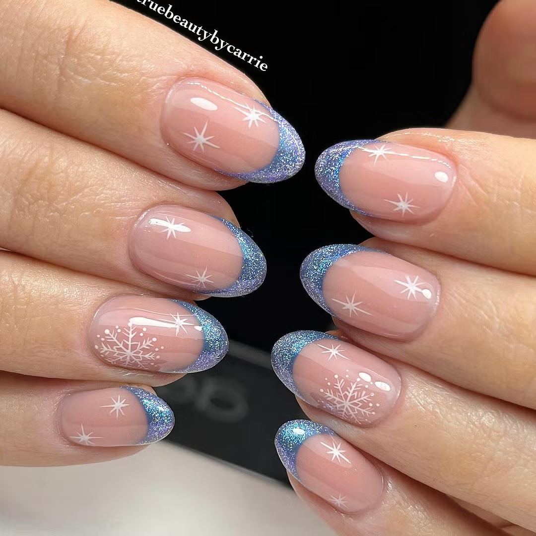 2025圣诞美甲款式：冰蓝色极光闪粉法式美甲，搭配白色星星彩绘，显白高级感设计