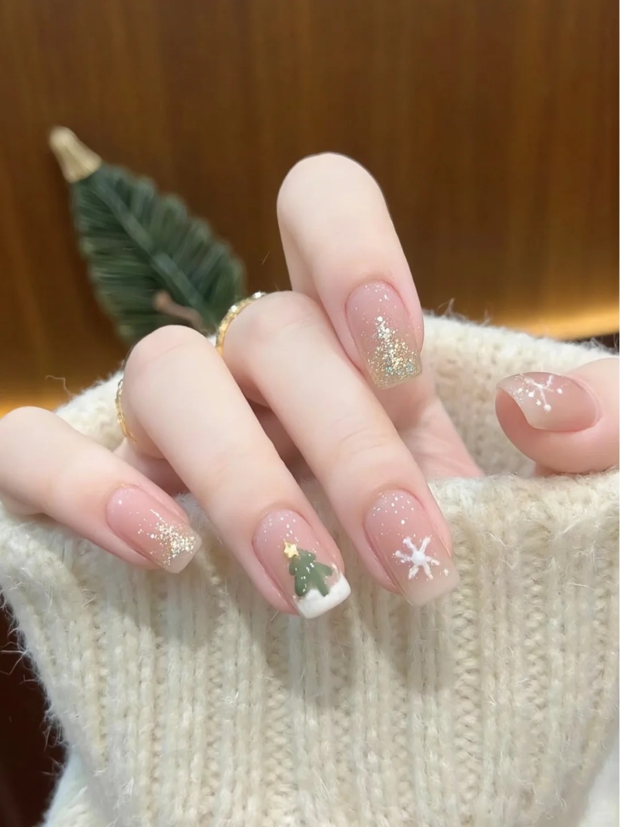 短甲圣诞美甲：透杏色底搭配手绘牛油果绿圣诞树，韩系极简风格