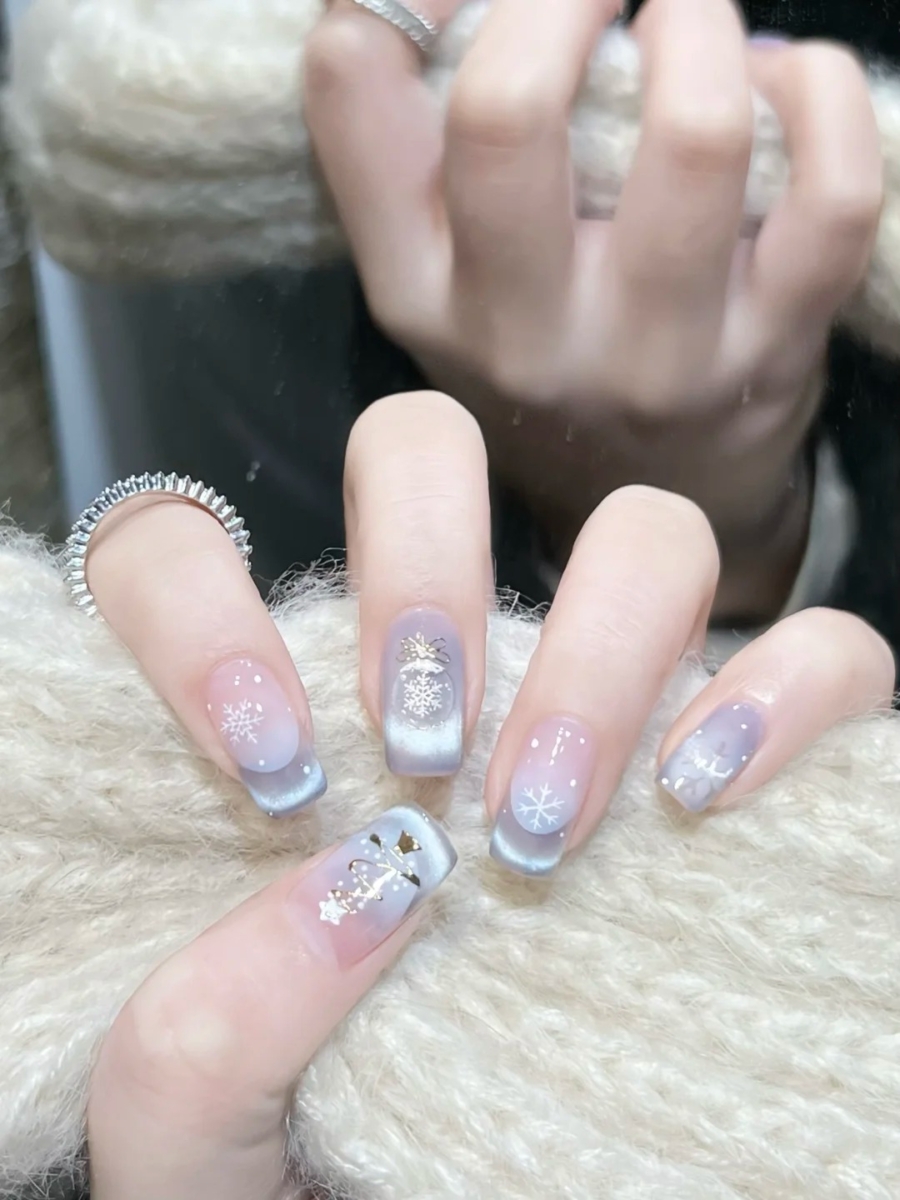 冬季美甲趋势：透紫色猫眼胶美甲，搭配金色雪花饰品与铃铛，气质奢华风格