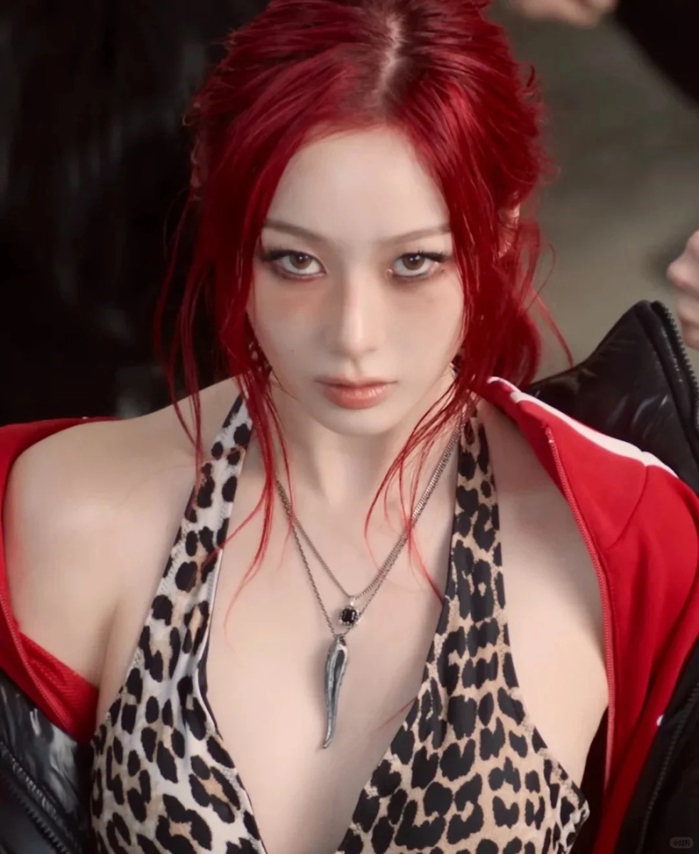 aespa Giselle狂野红宝石发色，搭配豹纹上衣性感造型