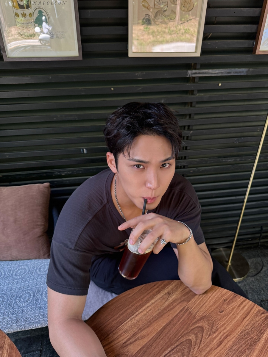 当我们看到高颜值的面孔时，大脑的奖赏回路（Reward Circuit）会被激活，分泌出让人感到愉悦的多巴胺（Dopamine）。