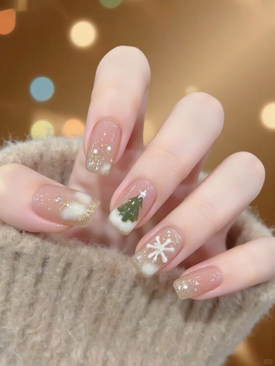 温柔风圣诞美甲：裸粉色底搭配金箔点缀，精致拉线圣诞树图案