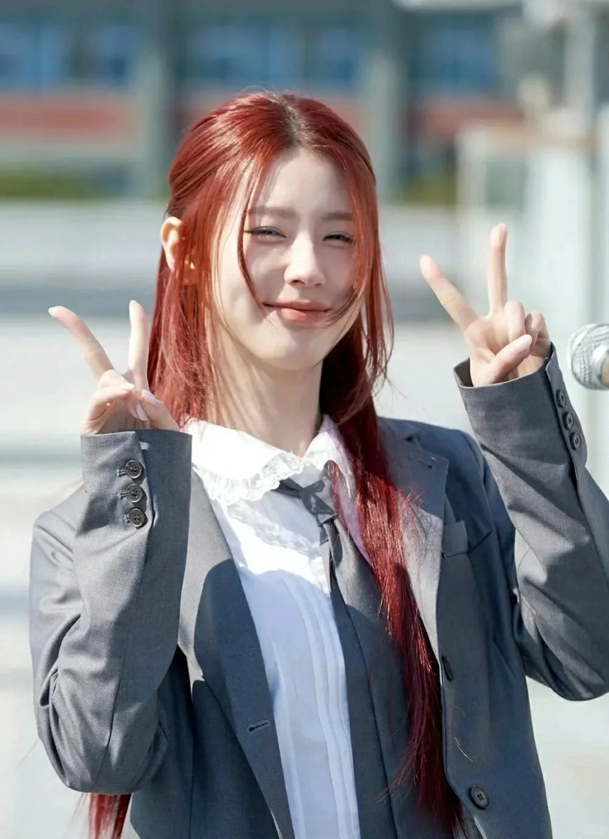 赵美延晨曦红茶发色，阳光下显白温柔红发