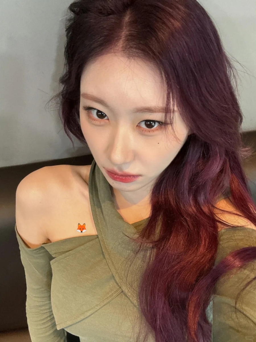 ITZY李彩领莓果紫红发色，紫色掉色后的自然红发效果