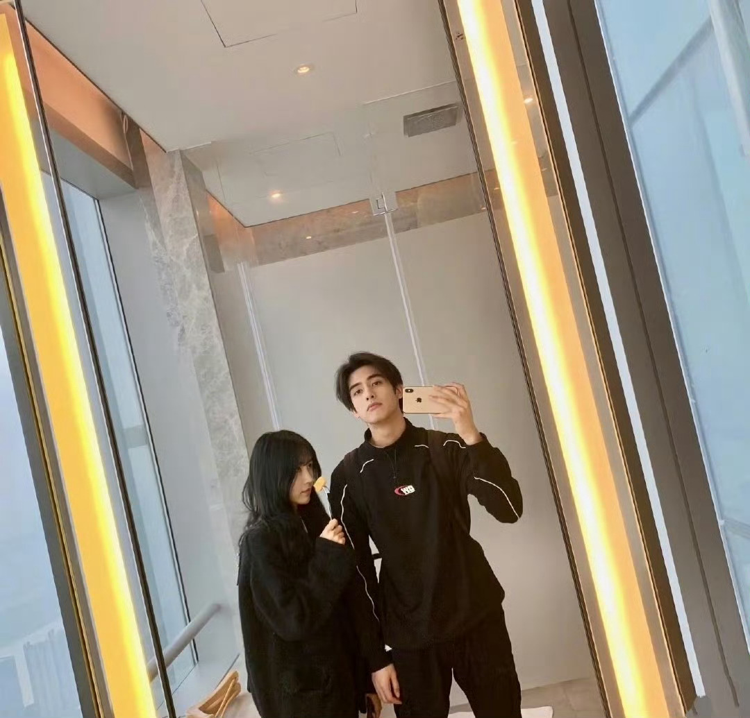 宋威龙和姐姐合照