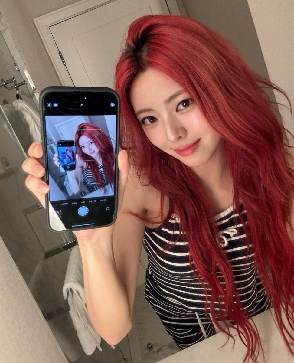 ITZY申有娜Yuna同款人鱼红发色，高饱和度红色长卷发自拍
