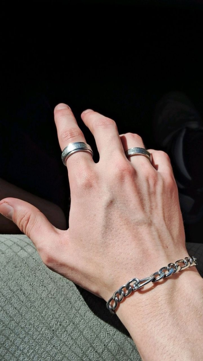 男生手上佩戴戒指