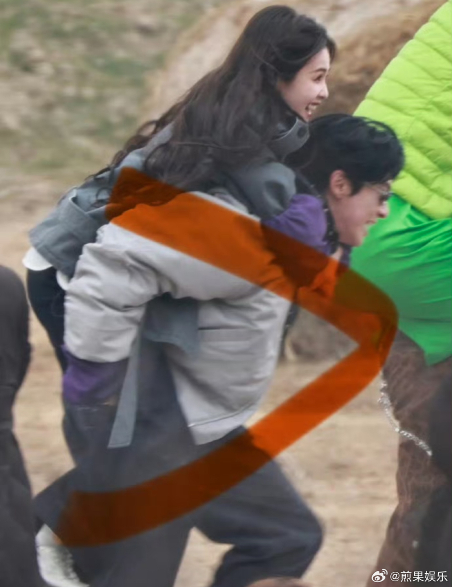 甚至背着对方奔跑的互动