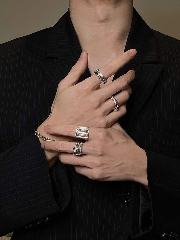 男生手上佩戴戒指