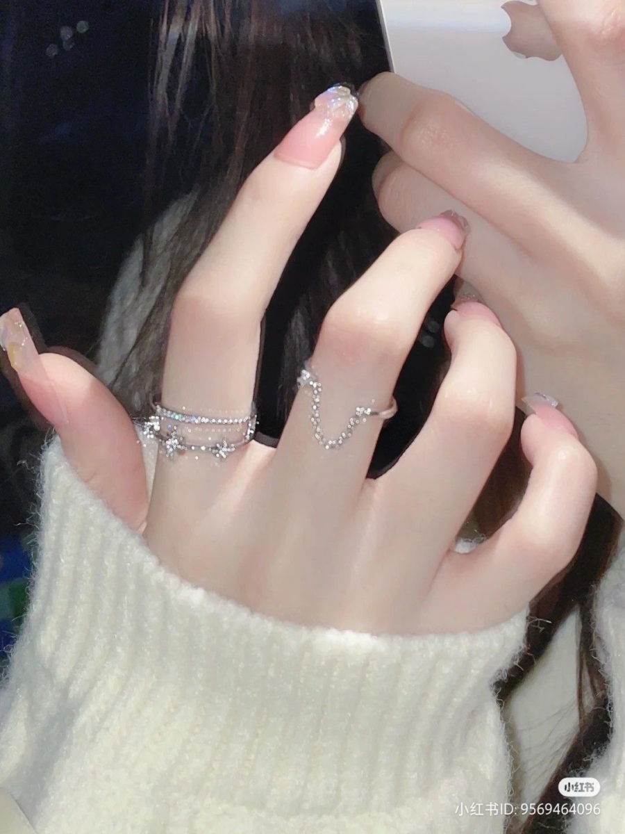 女生手上佩戴戒指