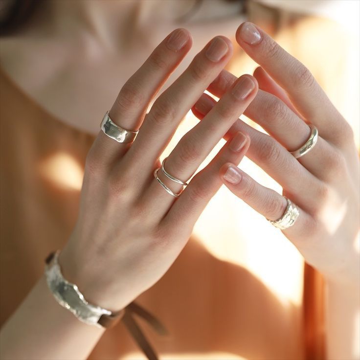 女生手上佩戴戒指